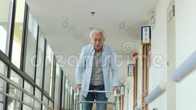 在养老院用步行器走路的亚洲老人
